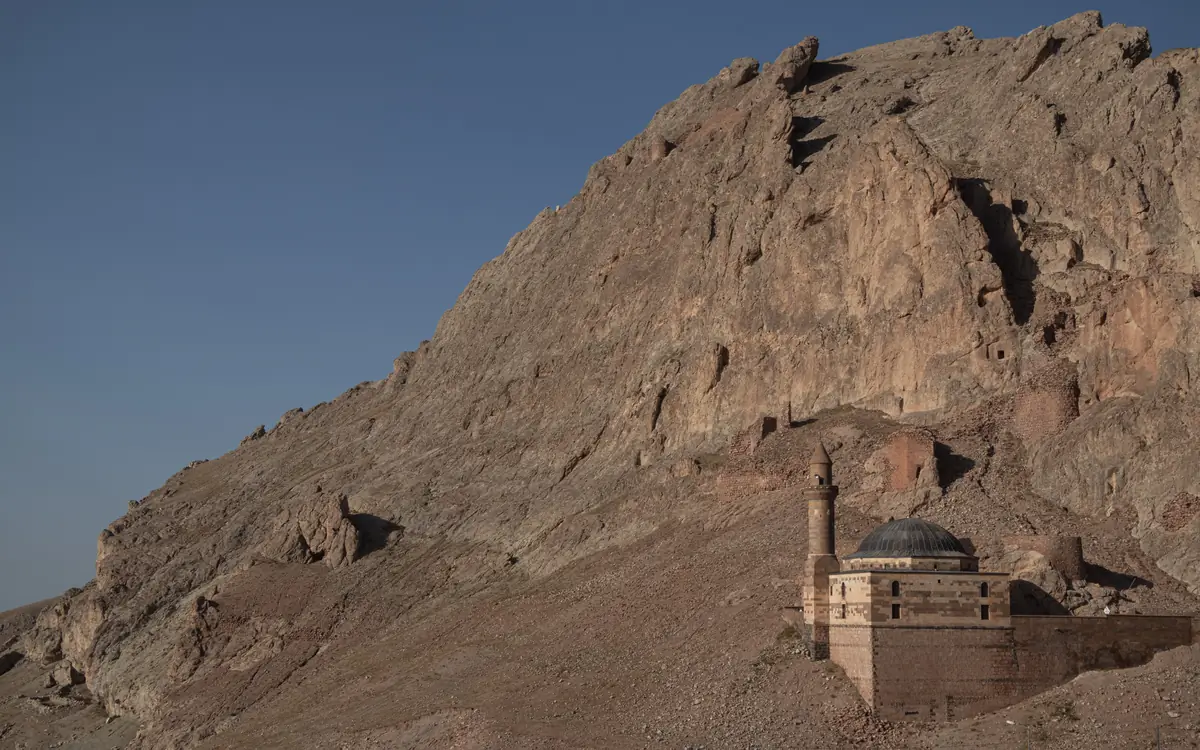 Ishak Pasha Palace below rocky mountain slopes near Doğubayazıt.