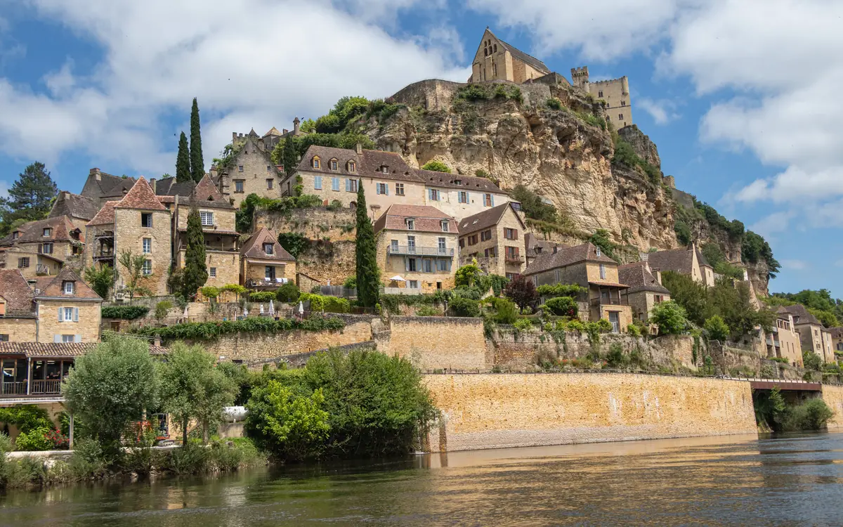 Beynac river village and hilltop castle at Château de Beynac.