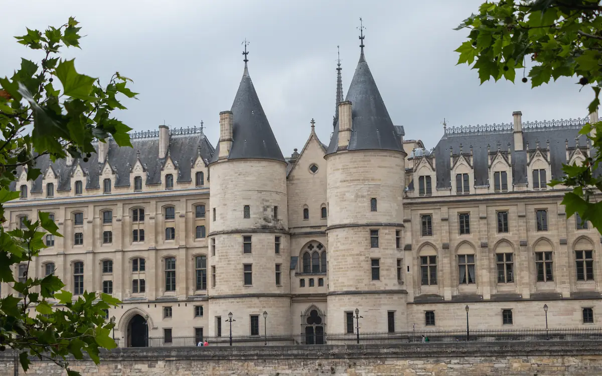 Conciergerie riverside facade.
