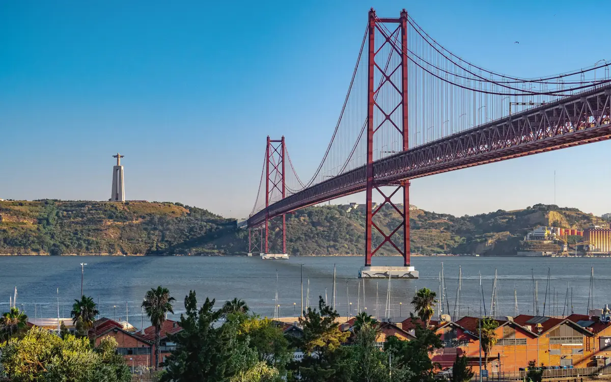 Ponte 25 de Abril bridge view.